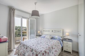 3 bedrooms, iron/ironing board, WiFi (free), bed sheets