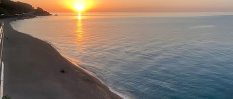 Una spiaggia nelle vicinanze