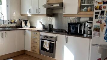 Een koelkast, een magnetron, een oven, een vaatwasser