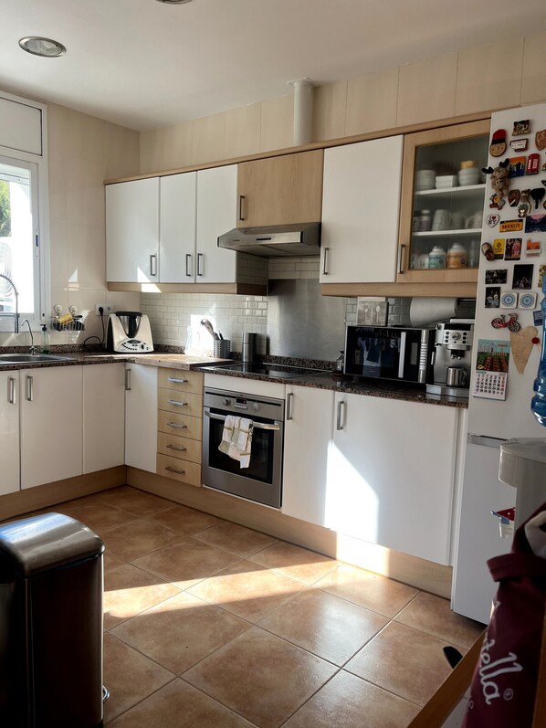 Kühlschrank, Mikrowelle, Ofen, Geschirrspüler