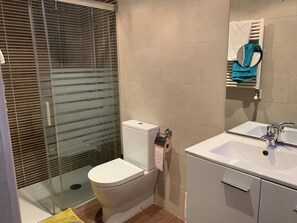 Dusche, Haartrockner, Handtücher