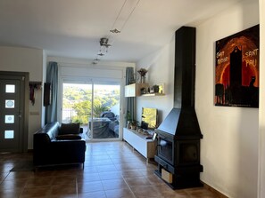 Tv och eldstad