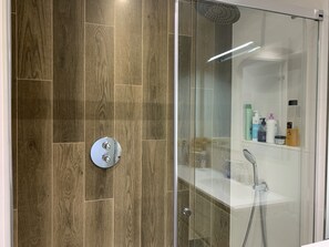 Ducha, secador de pelo y toallas