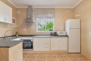 Frigorífico, microondas, horno y placa de cocina