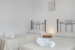 3 bedrooms, free WiFi, bed sheets, wheelchair access - Holiday Home 'Manuel' with Shared Pool, Wi-Fi and Air Conditioning (Conil)