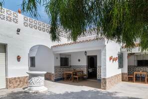 Outdoor dining - Holiday Home 'Francisca' with Shared Pool, Wi-Fi and Air Conditioning (Conil)