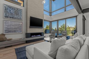 Smart TV, fireplace, table tennis