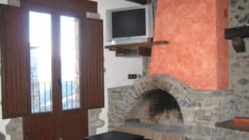 Fernseher, Kamin, DVD-Player