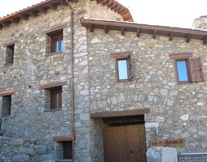 Exterior - Country House 'El Paller O La Casa De Ca L’Escolà' with Mountain View, Shared Terrace and Wi-Fi (Arànser)