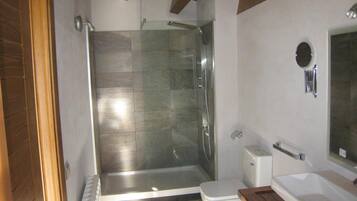 Douche, sĂšche-cheveux, serviettes fournies