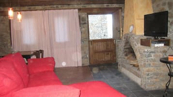Una televisión, una chimenea, un reproductor de DVD
