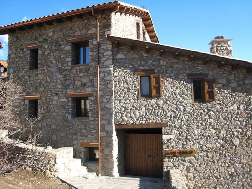 Apartment 'La Cort De Ca L’Escolà' with Mountain View, Shared Garden and Wi-Fi