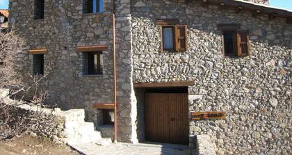 Apartment 'La Cort De Ca L’Escolà' with Mountain View, Shared Garden and Wi-Fi