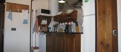 Geladeira, micro-ondas, cooktop, lava-louças