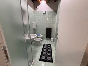 Maisonette, Nichtraucher, Blick auf den Innenhof | Badezimmer
