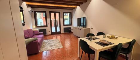 Duplex, Non Smoking, Courtyard View | Living area