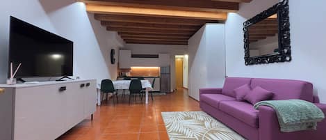 Duplex, Non Smoking, Courtyard View | Living area