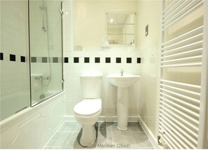 Shower, hair dryer, towels - Reading Spacious Two Bedroom Apartment (Reading)