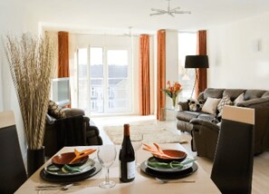TV - Reading Spacious Two Bedroom Apartment (Reading)