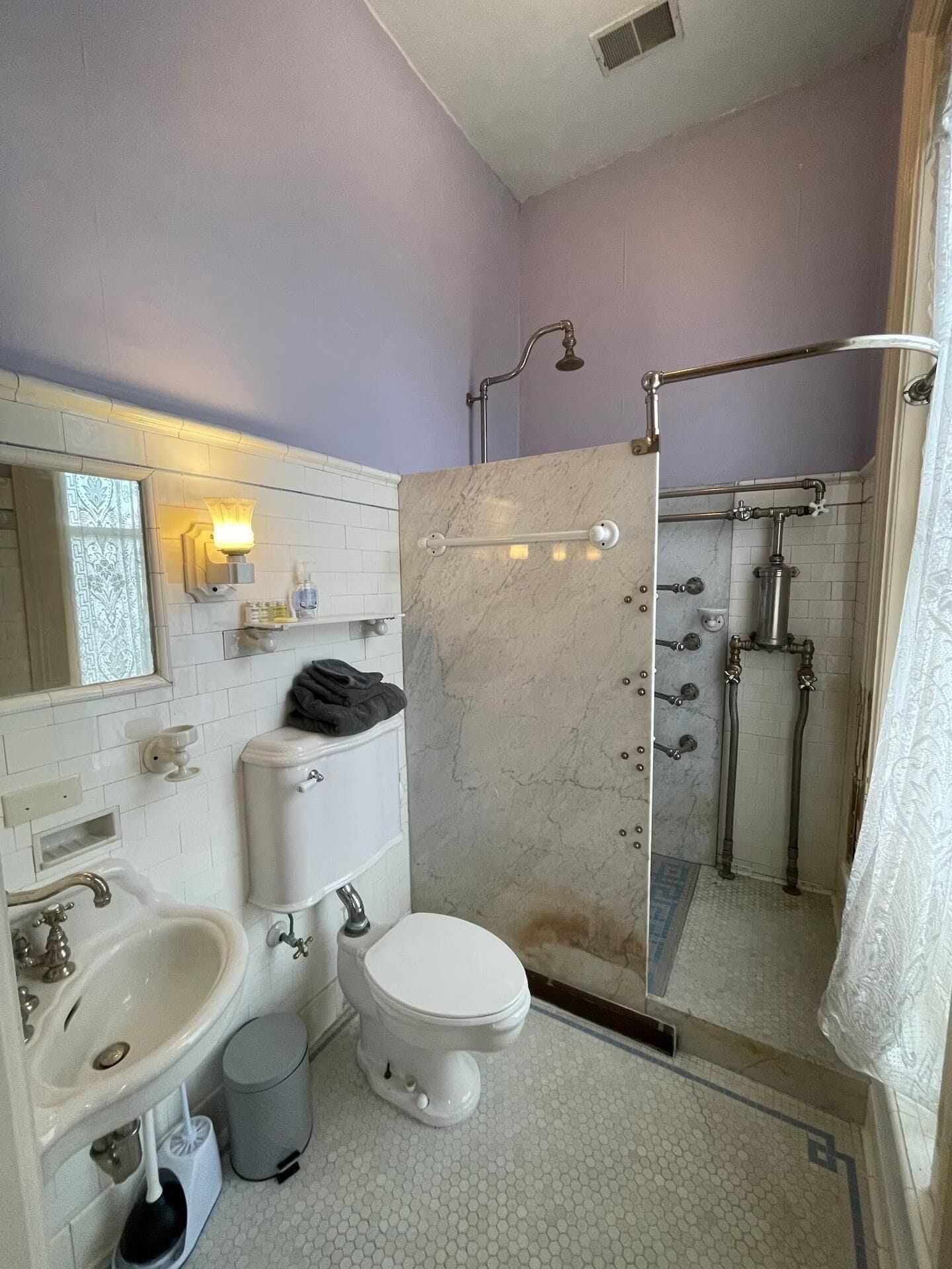 Een badkamer met toilet, wastafel en douche.