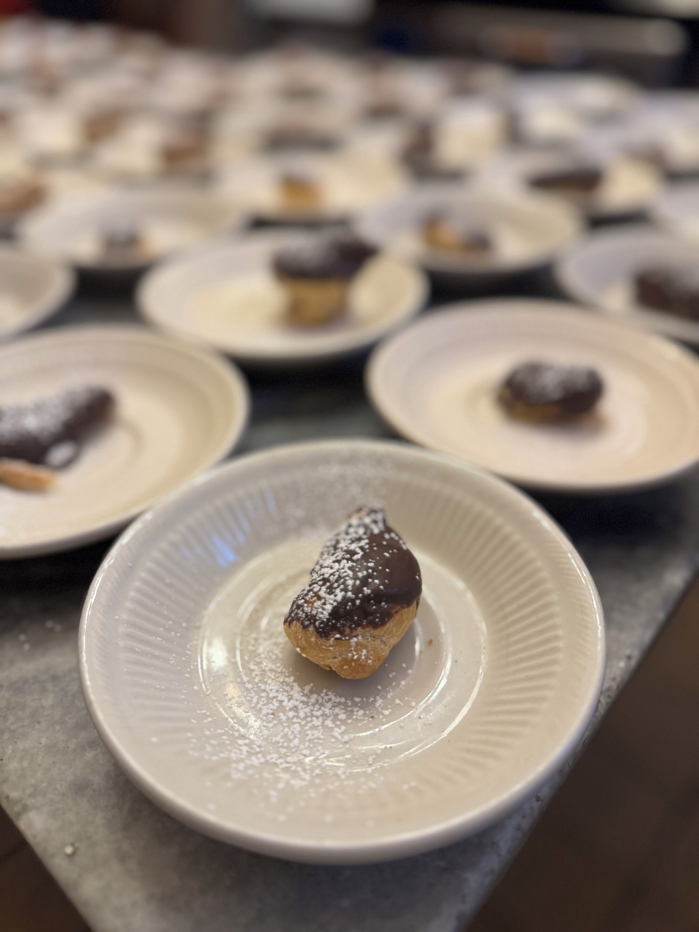 Una presentación de postres con diversos pasteles en platos.