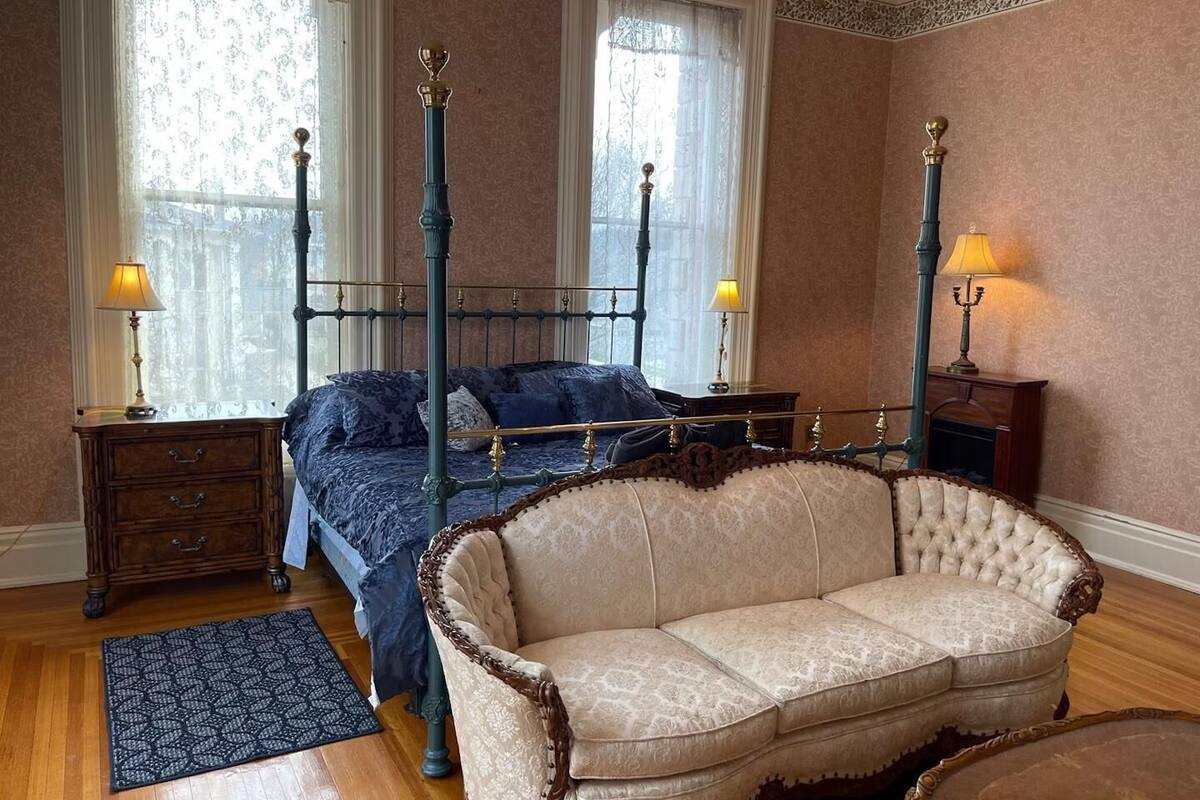 Deluxe Room, Garden View | Desk, laptop workspace, soundproofing, iron/ironing board