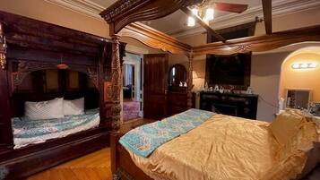 مكتب ومساحة عمل للكمبيوتر المحمول وتجهيزات عازلة للصوت ومكواة/لوح كي