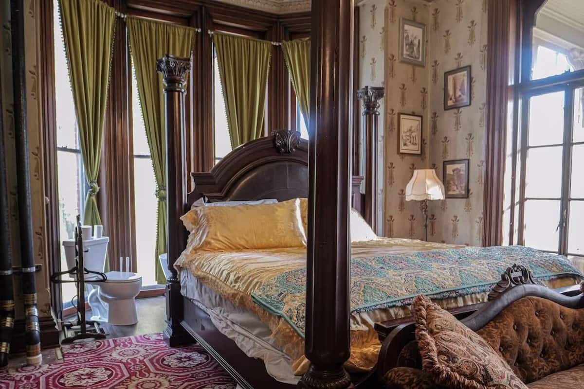 Deluxe Room, Garden View | Desk, laptop workspace, soundproofing, iron/ironing board