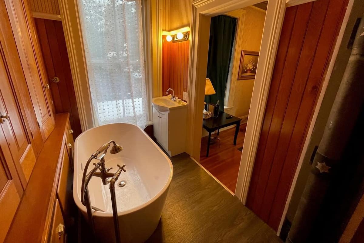 Deluxe Room, Garden View | Bathroom | Combined shower/tub, hair dryer, slippers, towels