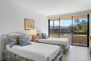 2 slaapkamers, een bureau, een strijkplank/strijkijzer, reisbedje