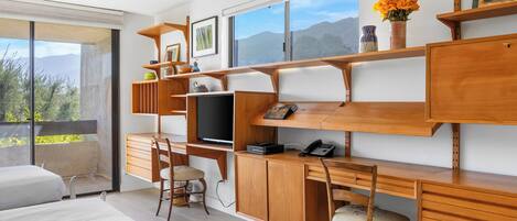 2 sovrum, skrivbord, strykjärn/strykbräda och resesäng