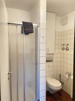 Suihku, hiustenkuivaaja, pyyhkeet, saippua