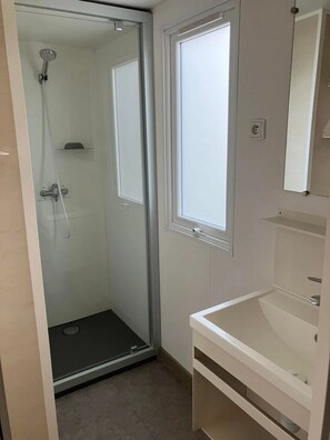 Bathroom - ZEcamping 3 étoiles piscine chauffée toboggans mobil-home TV 27m2 (Bollène)