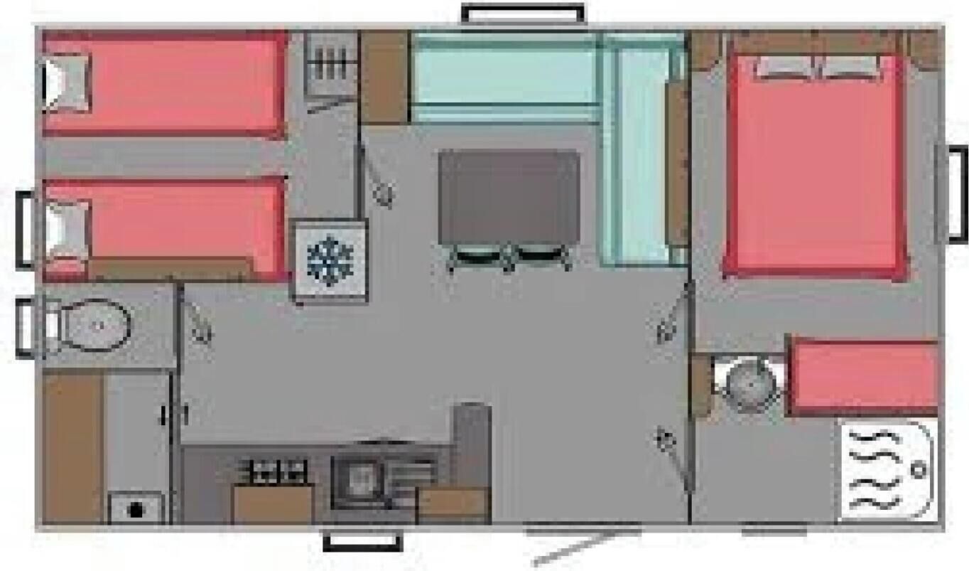 Un aménagement de chambre d’hôtel comprenant deux lits, un bureau, une chaise, une petite table, un canapé et un téléviseur.