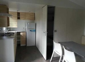 Private kitchen - Camping 3 étoiles - Piscine  - eehchg (Bollène)