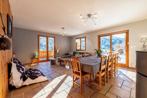 TV, fireplace, DVD player - Chalet 'Au Bois Joli' with Mountain View, Private Terrace and Wi-Fi (Valloire)
