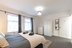 4 bedrooms, iron/ironing board, WiFi, bed sheets