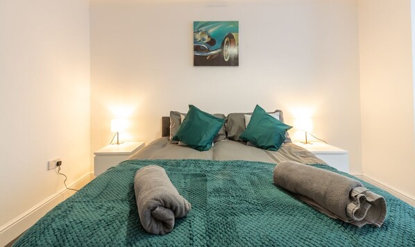 4 bedrooms, iron/ironing board, WiFi, bed sheets