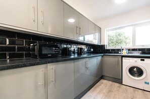 Een koelkast, een microgolfoven, een oven, een kookplaat