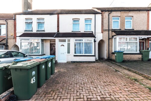 Spacious 4-Bedroom Home in Southampton – Perfect for Contractors or Families 