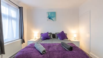 4 bedrooms, iron/ironing board, WiFi, bed sheets