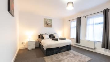 4 bedrooms, iron/ironing board, WiFi, bed sheets