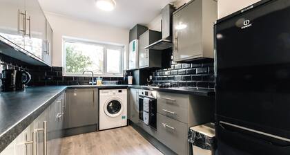 Spacious 4-Bedroom Home in Southampton – Perfect for Contractors or Families