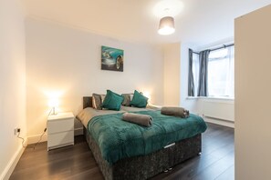 4 bedrooms, iron/ironing board, WiFi, bed sheets