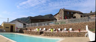 Holiday Home 'La Bergerie' with Mountain View, Shared Pool and Air Conditioning