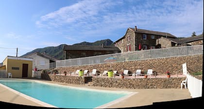 Maison de vacances 'La Bergerie' avec vue sur les montagnes, piscine partagée et climatisation