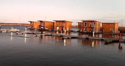 Hausboot Ă Kroeslin am Bodden