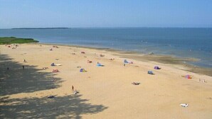 A beach with tents and people. - Hausboot in Kroeslin am Bodden (Kröslin)