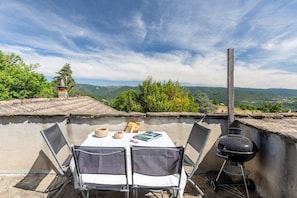 Outdoor dining - Holiday Home 'La Magnannerie' with Mountain View, Shared Pool and Air Conditioning (Gravières)