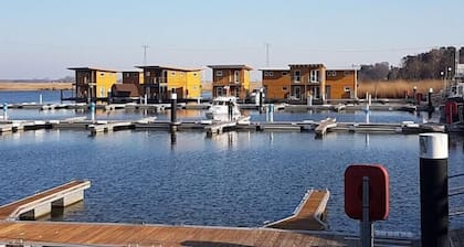 Hausboot in Kröslin am Bodden